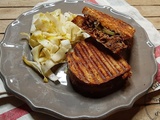 Grilled cheese au pulled pork, cheddar, confit d'oignon et pain au levain