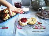 Scones aux raisins secs et crème façon clotted cream / Raisins scones and homemade  clotted cream 