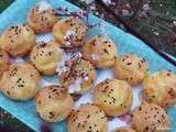 Choux aux graines de nigelles à la crème de crottin de Chavignol, asperges vertes et ciboulette