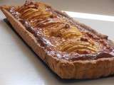 Tarte rectangulaire aux pommes, amaretto, pâte sablée au sucre vergeoise et crème glacée aux speculoos