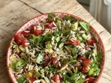 Salade d’orzo complet aux légumes croquants, mangue et avocat