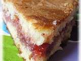 Gâteau au yaourt fourré à la confiture de fraises