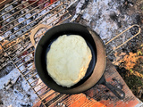 Pâte à pizza pour faire des pains plats sur le feu