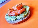 Petit toast yummy guacamole-crevettes au sésame