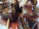 Magret de canard en brochettes, sauce prune