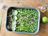 Asperges rôties, petits pois et tiges d’ail des ours sur lit de couscous aux fleurs