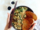 Brouillade d’oeufs, épinards et riz de chou-fleur sauté à l’asiatique