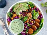 Buddha bowl aux pommes de terre rôties et sauce tahini aux herbes