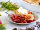 Cobbler pommes, fraises, rhubarbe