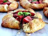 Petites tartes rustiques aux fraises et basilic