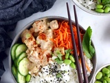 Power bowl au tofu et sauce cacahuète épicée