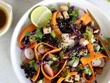 Salade asiatique de riz noir, tofu fumé et légumes croquants