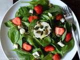 Salade d’épinards et fraises au chèvre avec une sauce citronnée aux graines de pavot