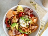 Salade de tortellini, melon, prosciutto et burrata
