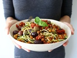 Spaghettis de courgettes aux pois chiches épicés et pesto de tomates séchées