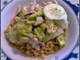 Salade de quinoa, poulet, avocats et concombres