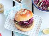 Hamburger végétarien : galettes de légumes et salade de chou rouge