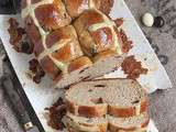 Hot cross brioche au seigle et raisins secs