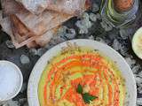 Houmous haut en couleur et pain Matza pour l'accompagner