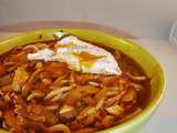 Soupe de ramen (nouilles) épicée (oeuf poché, tomates et sauce Sriracha)