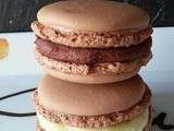 Macarons tout chocolat et au chocolat fourrée d'une crème au citron