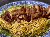 « Filet mignon façon porc laqué, nouilles à la sauce d’huîtres et à la ciboulette » (« Char Siu Lo Mein »)