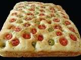 Focaccia pugliese aux olives et tomates