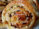 Pains aux raisins, amandes concassées et chocolat