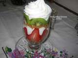 Verrine crumble fraises-kiwis chantilly