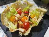 Salade de poulet dans son assiette de parmesan