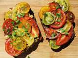 Bruschetta garnie comme une pita, aux tomates épicées et aux pois chiches