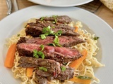 Bavette d’aloyau marinée aux 3 poivres, sur son lit de nouilles asiatiques aux carottes et céleri branche