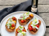 Bruschetta aux tomates rôties déglacées à la crème balsamique à l’ail et burrata