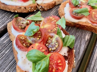 Bruschetta de tomates cerises sur lit de sauce à l’ail