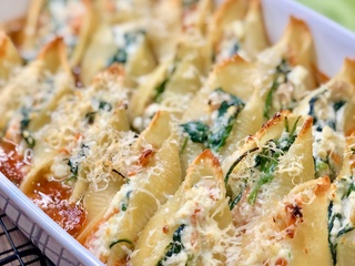 Conchiglioni farcis au saumon fumé, épinards et ricotta, sur son lit de sauce tomate