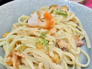 Linguine façon carbonara au saumon et aux crevettes