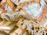 Pain cocotte au levain, noix, amandes et raisins secs