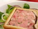 Pâté en croûte sur lit de salade verte truffée