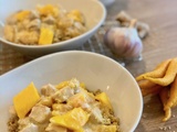 Poulet parfumé à la mangue et lait de coco sur lit de quinoa