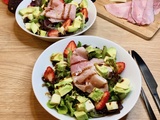 Salade sucrée salée à l’avocat et à la fraise