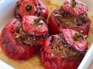 Tomates farcies à la viande hachée et à l’ache des montagnes