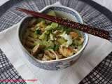 Udon, poulet et concombre en salade en salade