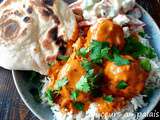 Boulettes de poulet au beurre à l'indienne et pains naan maison