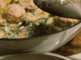 Boulettes sauce crémeuse aux champignons & aux épinards