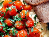 Oeufs au fromage de chèvre et tomates rôties