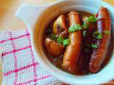 Saucisses braisées au vin rouge et aux oignons caramélisés