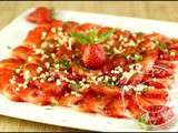 Carpaccio de fraises à la menthe et amandes grillées