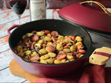 One pan de gnocchis aux saucisses et champignons