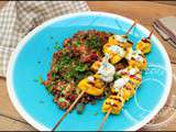 Taboulé de quinoa rouge et brochettes de poulet, sauce au yaourt grec