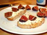 Tartines au chèvre frais figues et miel